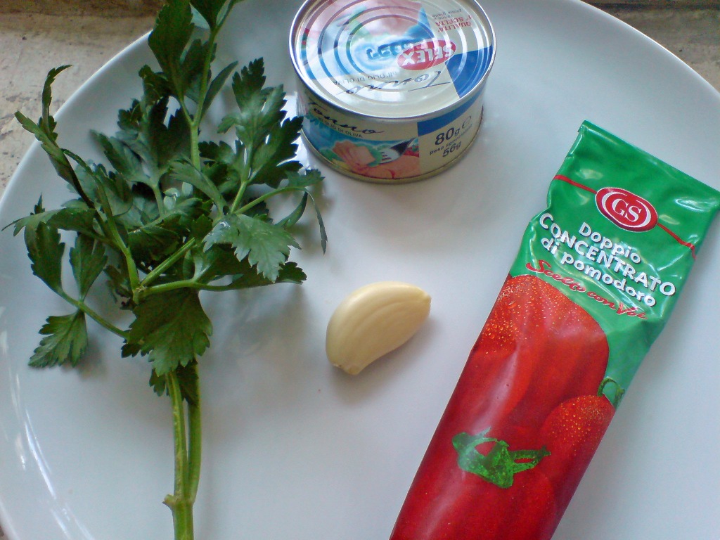 Spaghetti with tuna ingredients