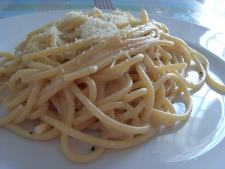 Spaghetti al cacio e pepe finished dish