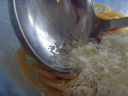 Spaghetti al cacio e pepe mixing the pasta